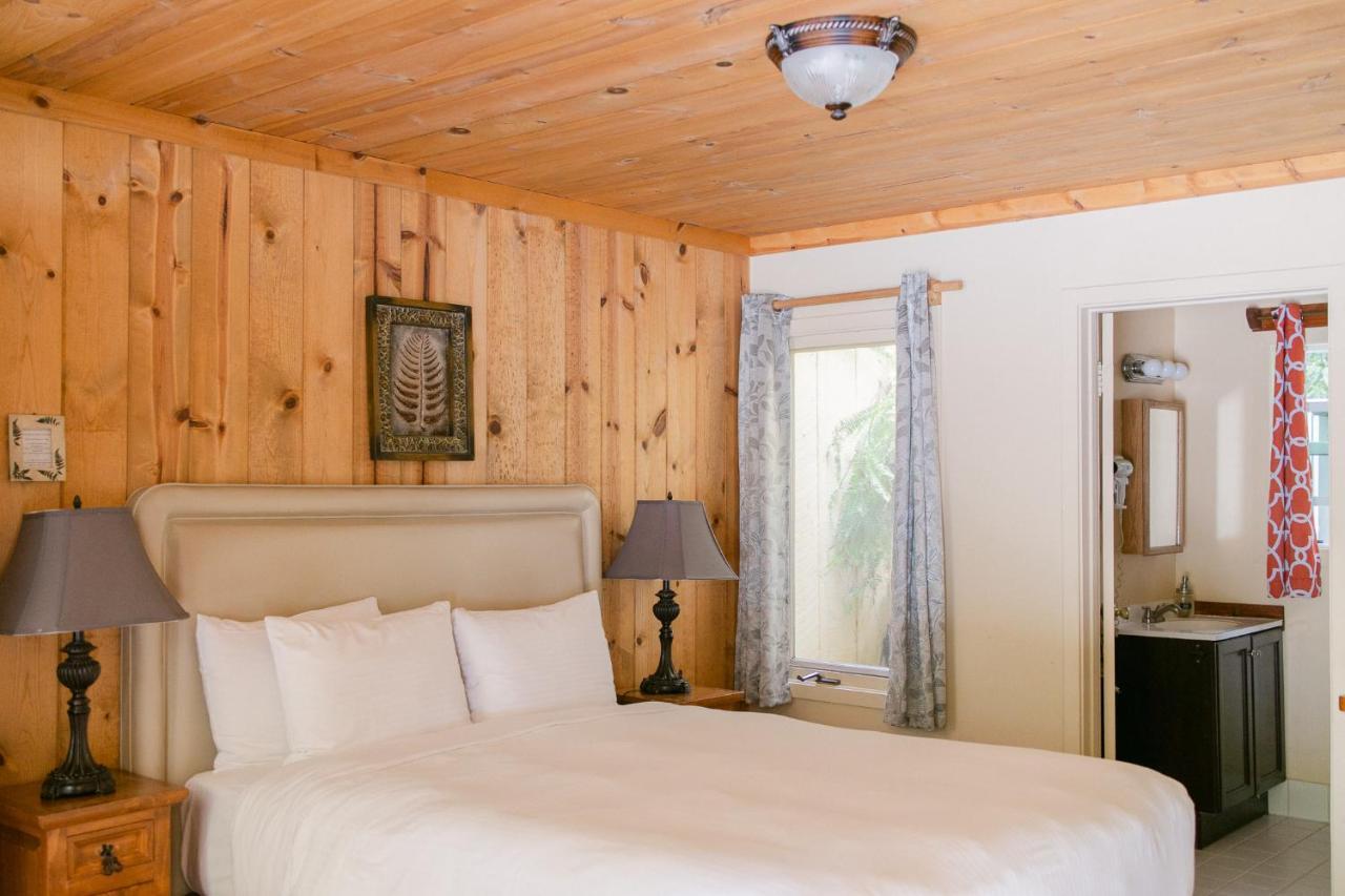 Fernwood Motel *