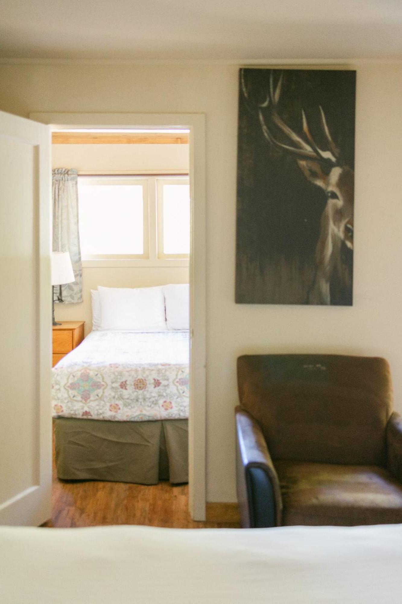 Fernwood Motel *